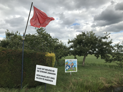 903278 Afbeelding van enkele protestborden en een boerenzakdoek als vlag bij een boerderij aan de Korssesteeg te ...